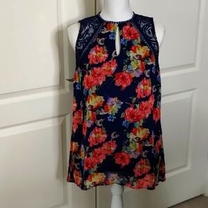 Staccato navy/pink floral sleeveless blouse size medium crochet button closure
